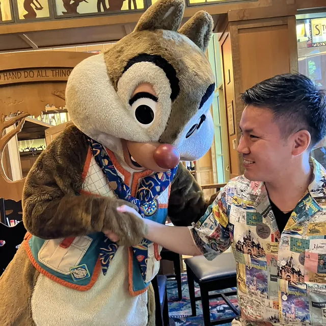 ディズニーランドでデールと握手する宮坂直志