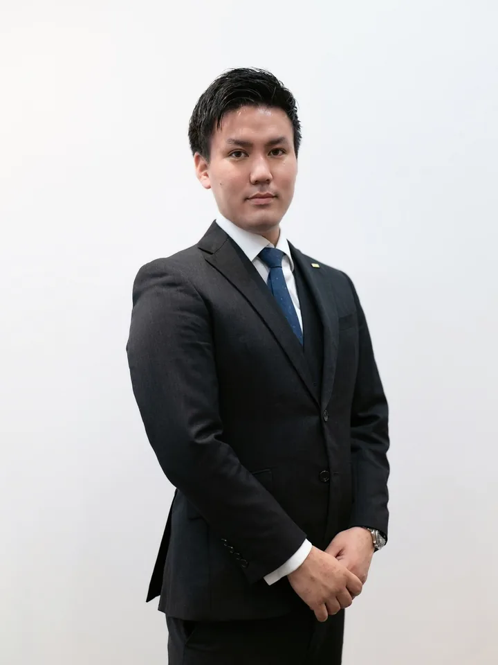 宮坂直志のポートレート。濃紺のスーツで正面を向いている