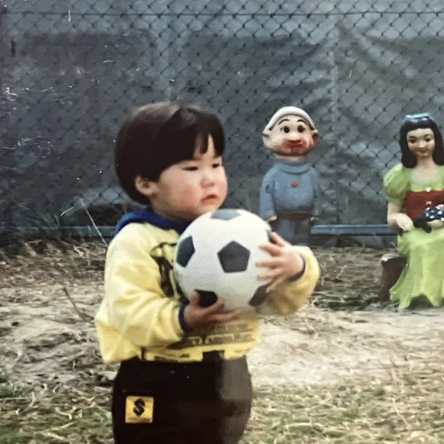 サッカーボールを抱えた幼少期の宮坂直志